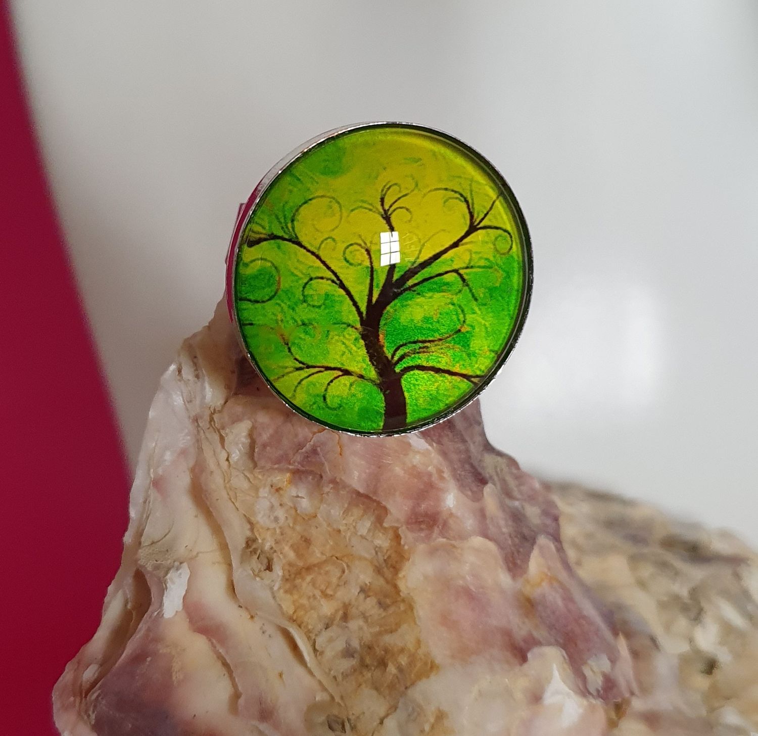 🌳 Bague ronde ajustable en acier inoxydable. Cabochon bombé en verre diam.2,5cm  Motif arbre de vie vert/jaune. Modèle unique