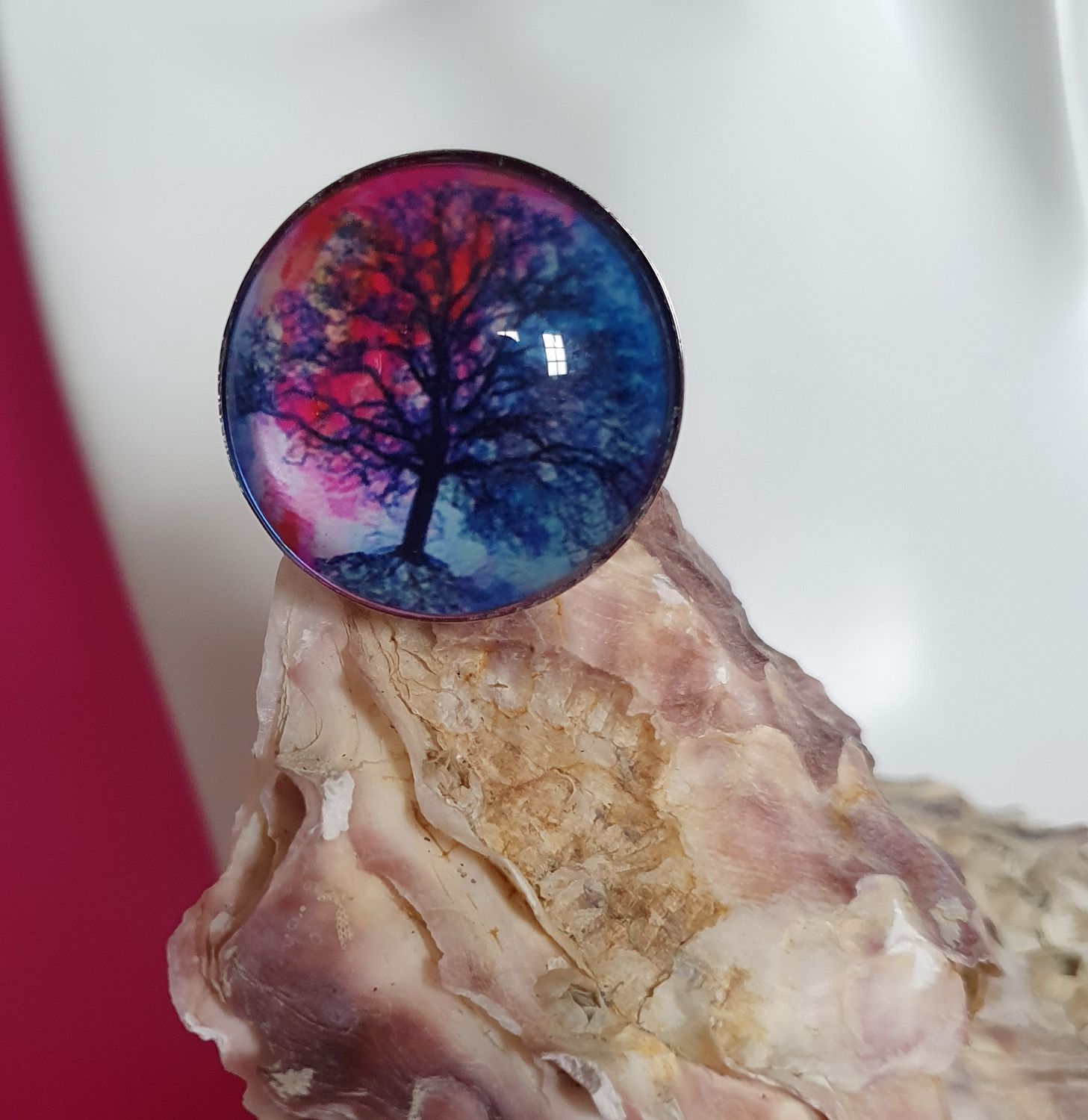 🌳💜 Bague ronde ajustable en acier inoxydable. Cabochon bombé en verre diam.2,5cm. Motif arbre de vie bleu/violet/fuchsia. Modèle unique.