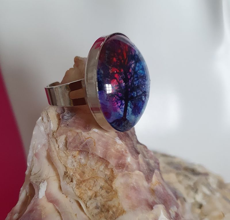 🌳💜 Bague ronde ajustable en acier inoxydable. Cabochon bombé en verre diam.2,5cm. Motif arbre de vie bleu/violet/fuchsia. Modèle unique.