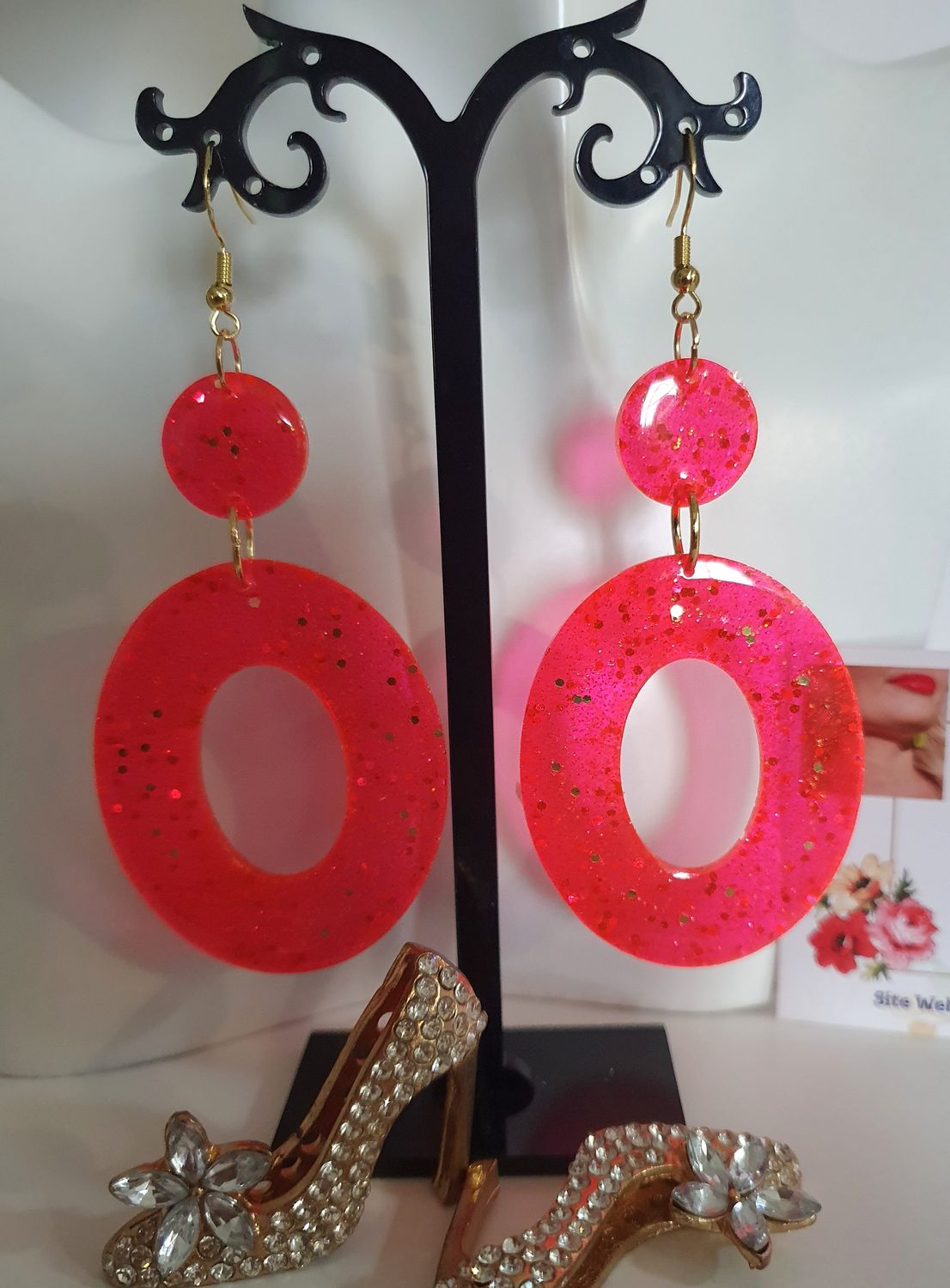 💖 Boucles d&#39;oreilles ovales fluo rouge orangée en résine transparente et paillettes dorées. Ultra légères à porter. Idéales pour sublimer vos tenues d&#39;été 👗👠🕶 Création artisanale. Modèle unique.