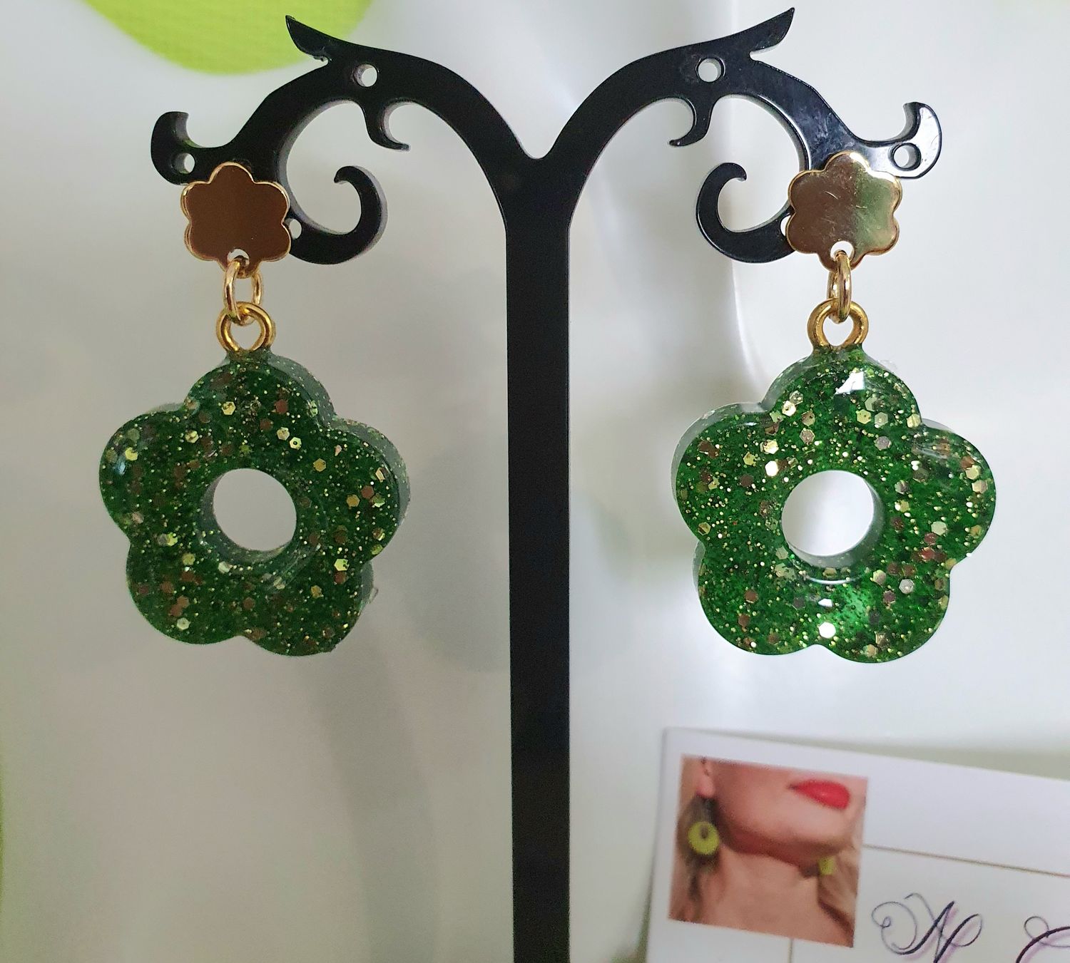🍀 Boucles d&#39;oreilles fleurs en résine verte et paillettes dorées. Ultra féminines 💄👗 et très légères à porter. Création artisanale. Modèle unique.