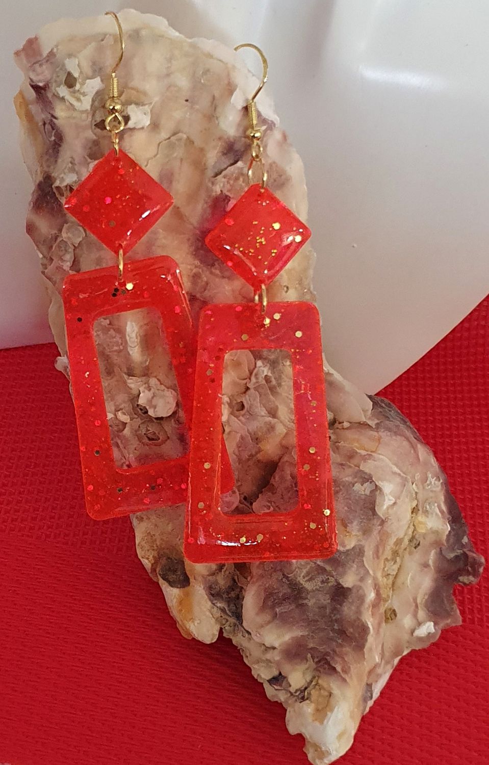 🧡 Boucles d&#39;oreilles trapèze. Résine  rouge orangée fluo et paillettes dorées. Ultra féminines💄Très légères à porter. Idéales pour sublimer vos tenues d&#39;été ⛱️ 🕶 Création artisanale. Modèle unique