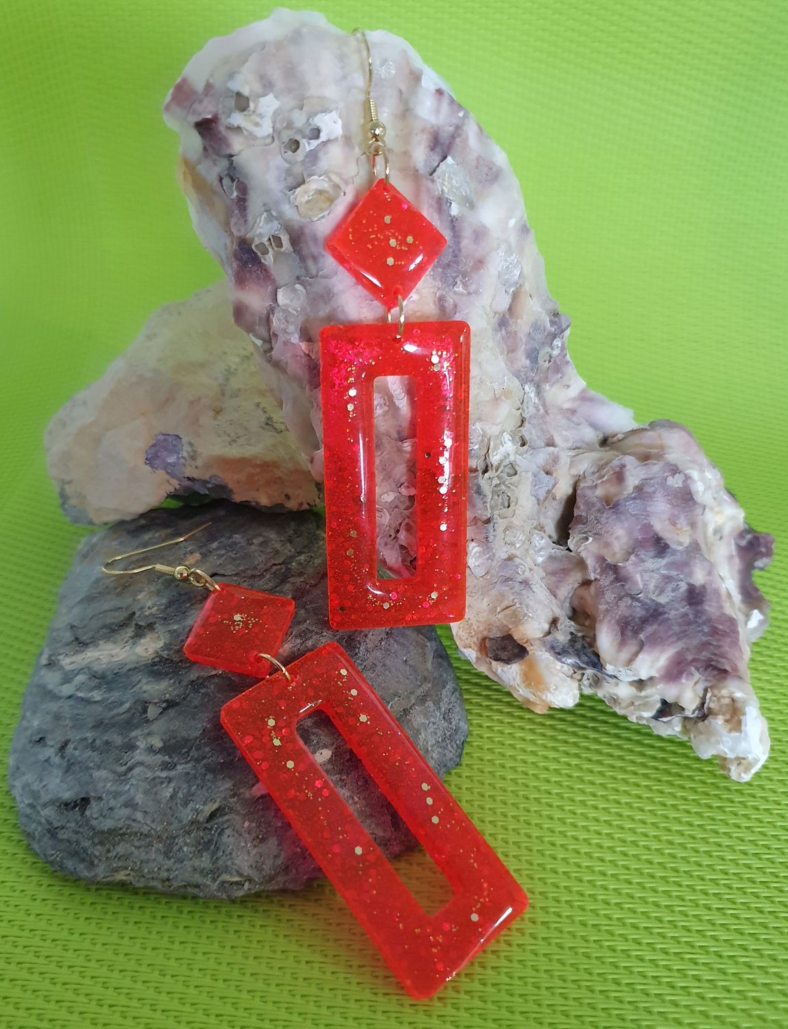 💖 Boucles d&#39;oreilles rectangles en résine rouge orangée fluo et paillettes dorées. Ultra légères à porter. Idéales pour sublimer vos tenues d&#39;été ⛱️ 🌞 Création artisanale. Modèle unique.
