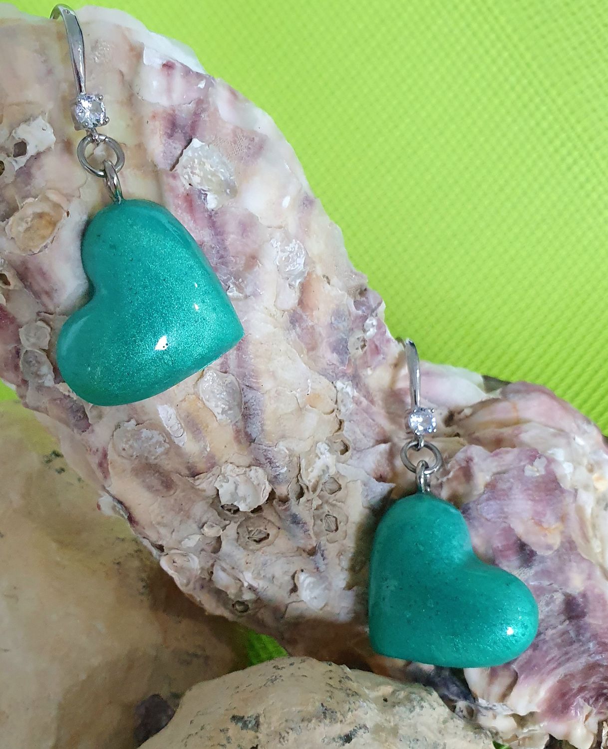 💙 Boucles d&#39;oreilles coeurs bombés en résine et poudre de mica turquoise. Très légères à porter. Création artisanale. Modèle unique.
