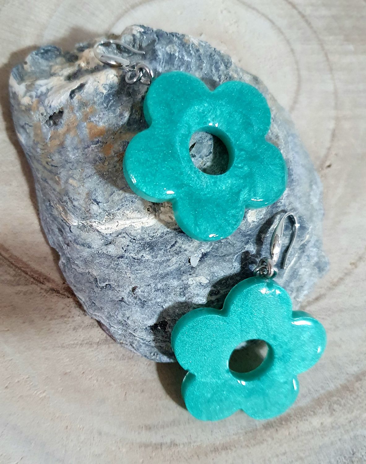 💙 Boucles d&#39;oreilles fleurs en résine et poudre de mica turquoise. Très légères à porter. Création artisanale. Modèle unique.