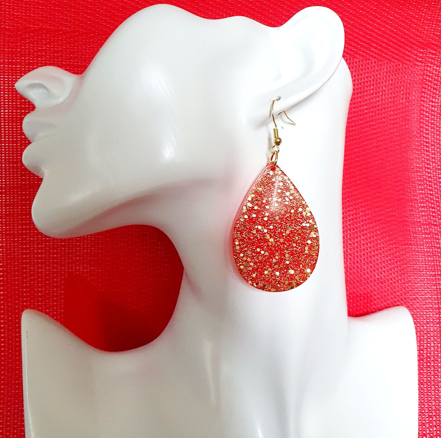 🧡 Boucles d&#39;oreilles gouttes en résine fluo rouge orangée et paillettes dorées. Idéales pour vos dîners d&#39;été en terrasse 🌟
Ultra légères à porter. Création artisanale. Modèle unique.