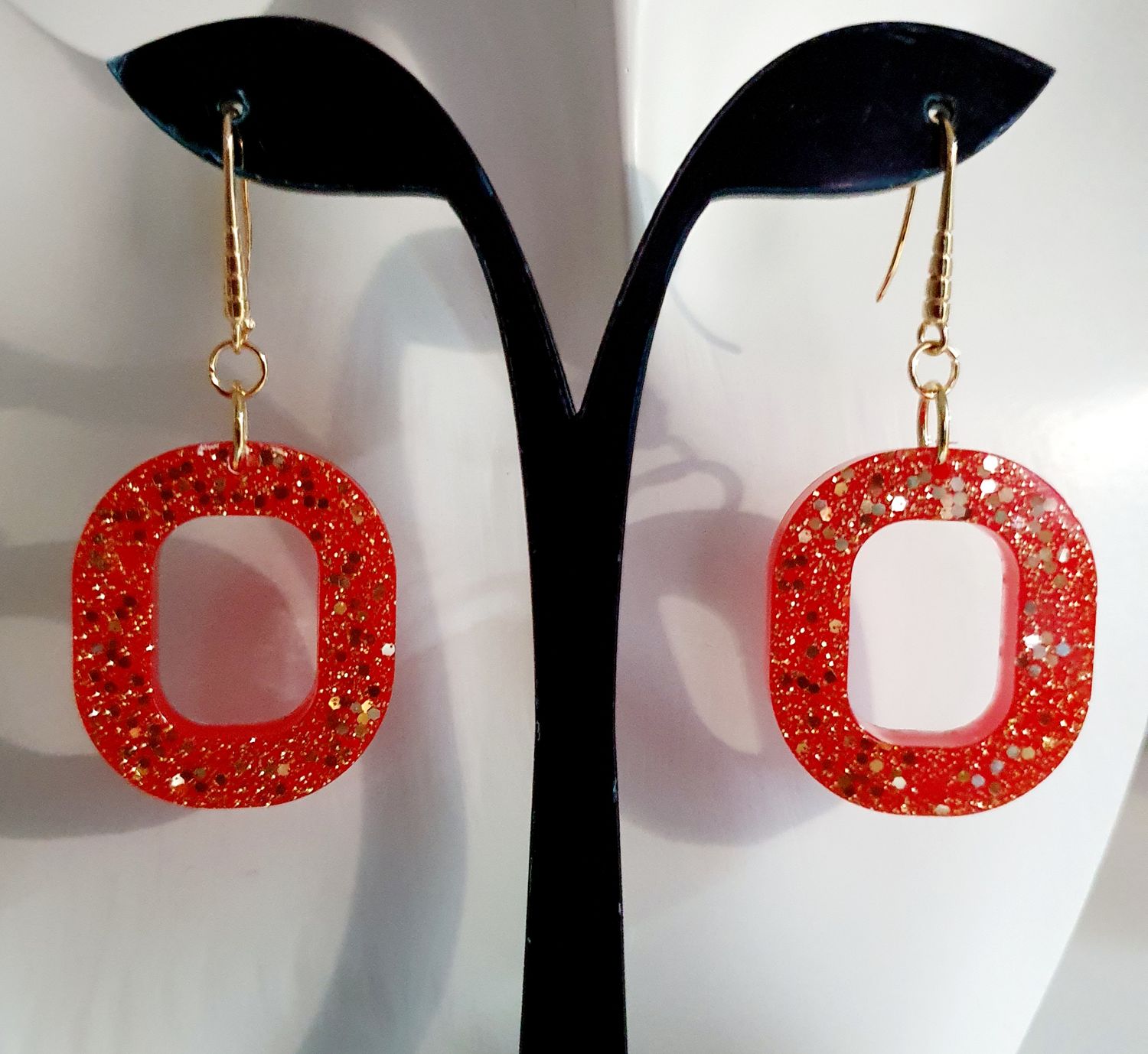 💖 Boucles d&#39;oreilles en résine rouge orangée pailletée. Très légères à porter. Création artisanale. Modèle unique.