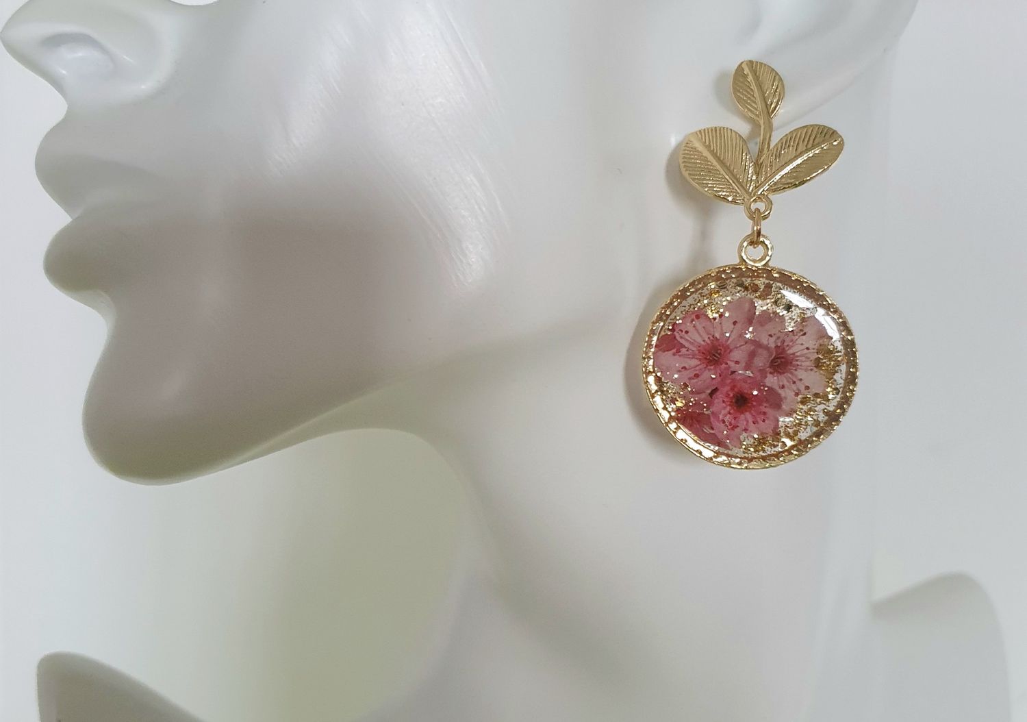 🌸 Boucles d&#39;oreilles rondes en acier doré inoxydable martelé. Arbres en fleurs 🌸🌸 Poudre d&#39;or. Boutons d&#39;oreilles grandes feuilles 🍃Création artisanale. Modèle unique