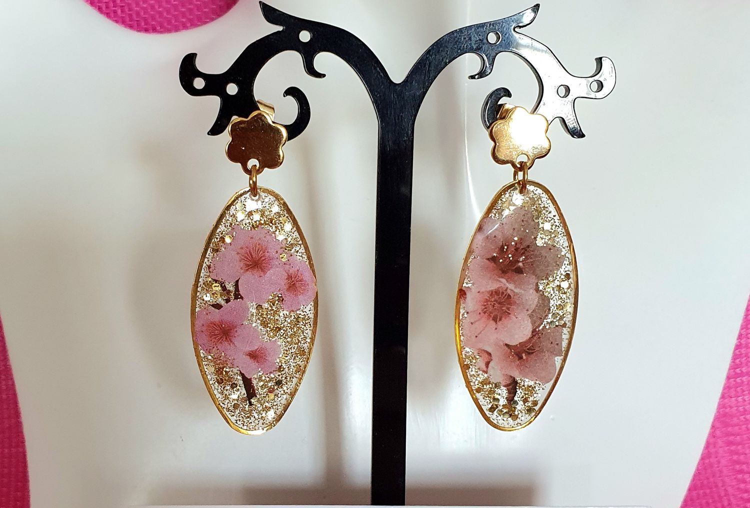🌸 Boucles d&#39;oreilles ovales dorées. Résine transparente. Arbres en fleurs 🌸 🌸 et poudre d&#39;or. Création artisanale. Modèle unique.