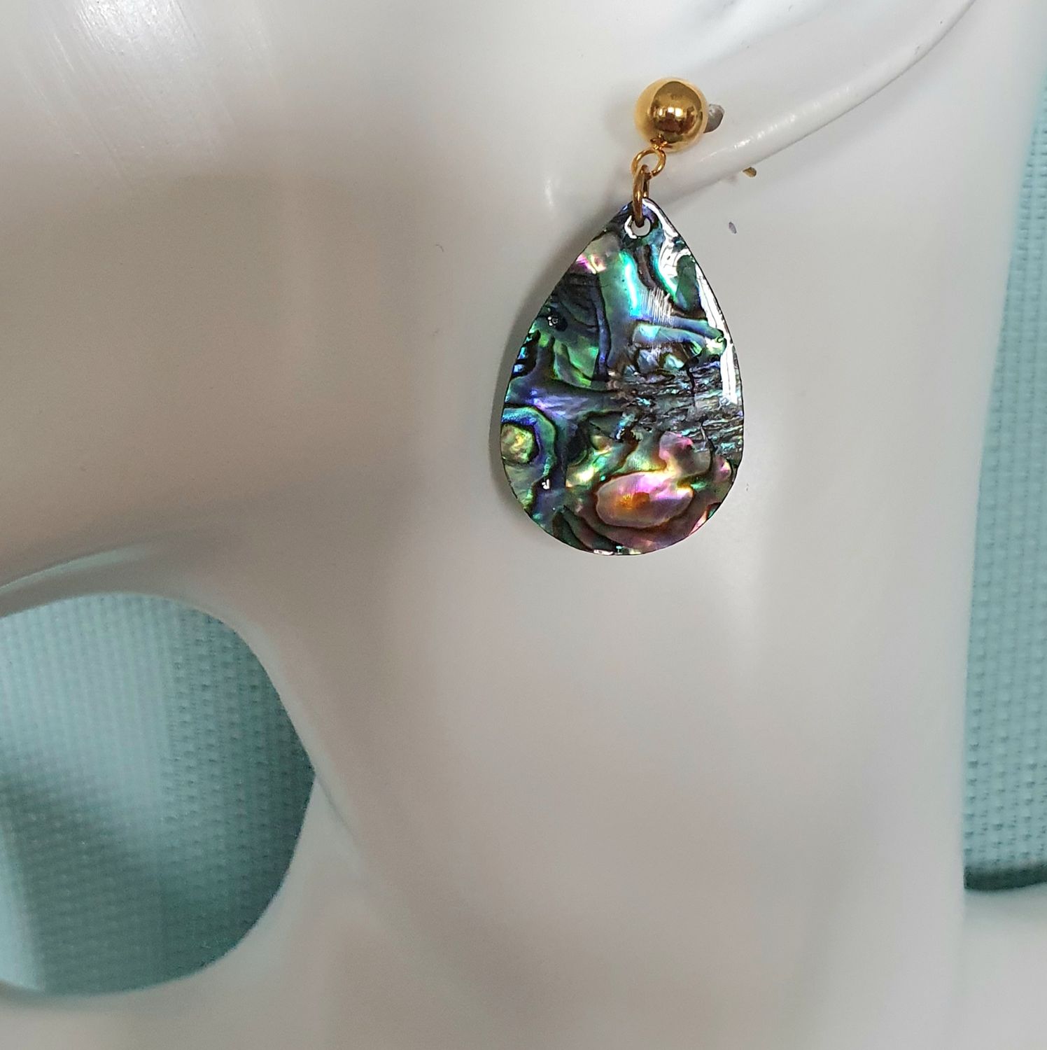 🐚 Boucles d&#39;oreilles gouttes nacre d&#39;Ormeau. Ultra légères à porter. Idéales pour sublimer vos tenues estivales ⛱️👗 Création artisanale. Modèle unique.