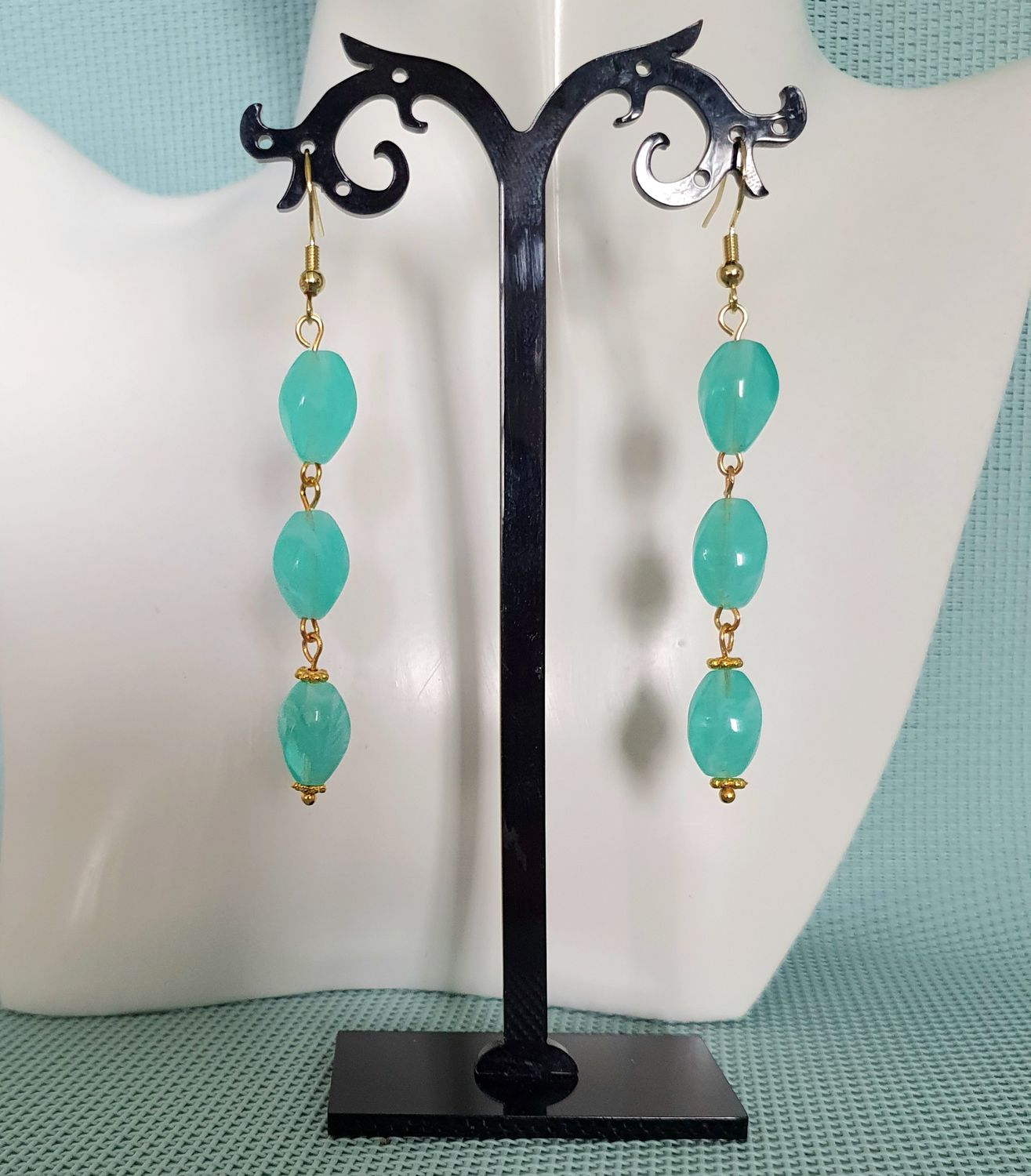 💎 Boucles d&#39;oreilles dorées. Perles ovales baroques en verre turquoise. Ultra légères à porter. Création artisanale. Modèle unique.