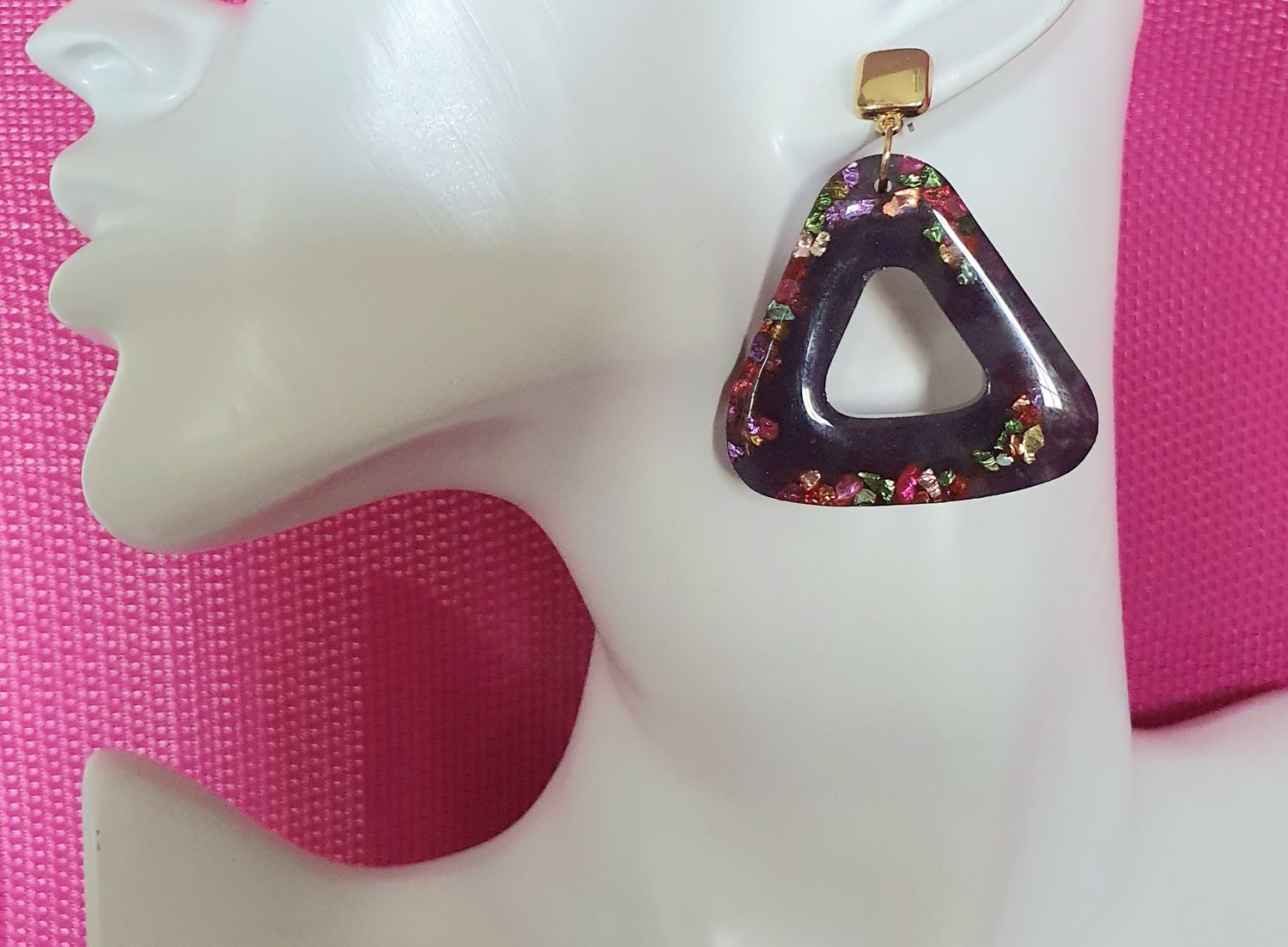 💜 Boucles d&#39;oreilles triangles en résine violette et pépites de métal multicolores. Création artisanale. Modèle unique.