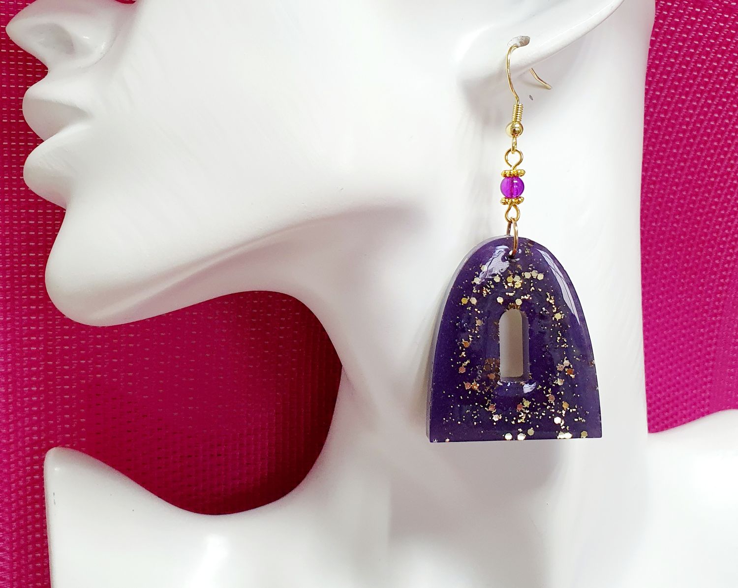 🟣 Boucles d&#39;oreilles en résine violette, poudre d&#39;or et paillettes. Création artisanale. Modèle unique.