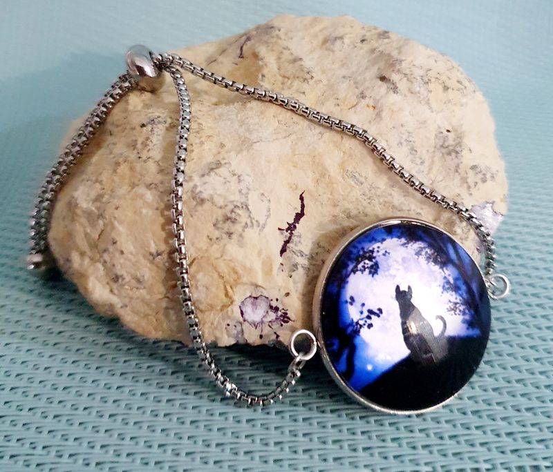 🐈‍⬛ Bracelet en acier inoxydable coulissant. Cabochon en verre chat assis. Modèle unique.