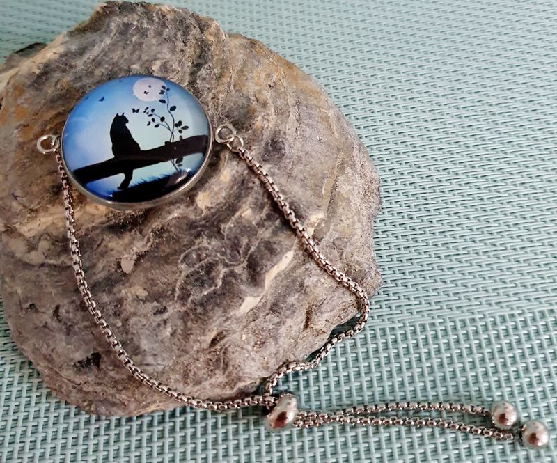 🐈‍⬛ Bracelet en acier inoxydable coulissant. Cabochon en verre chat assis. Modèle unique.