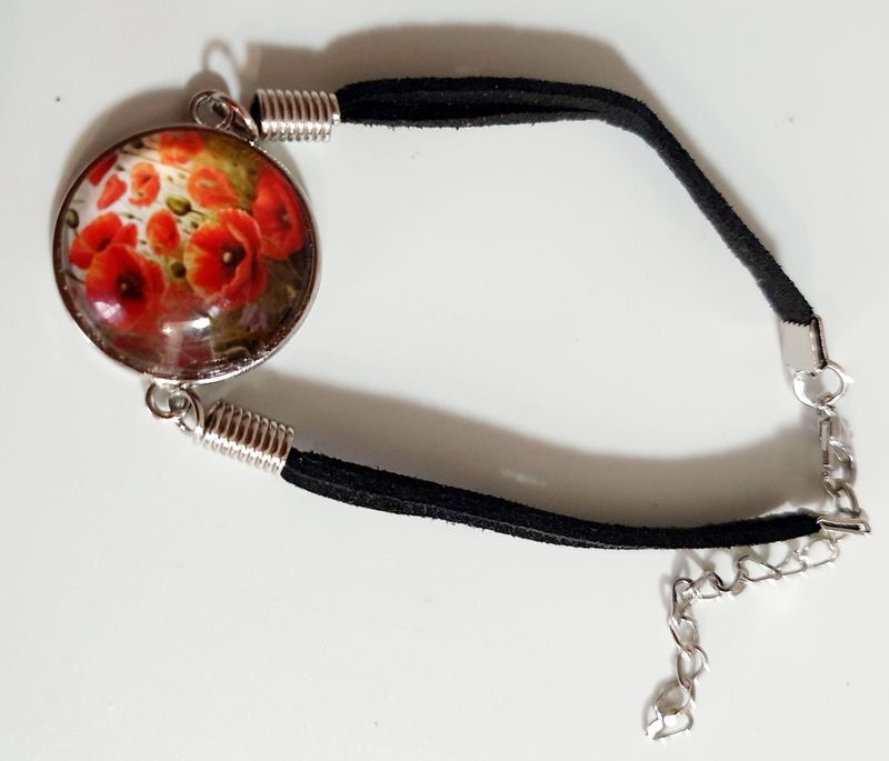 🌺 Bracelet velours noir. Cabochon bombé en verre jolis coquelicots. Modèle unique.