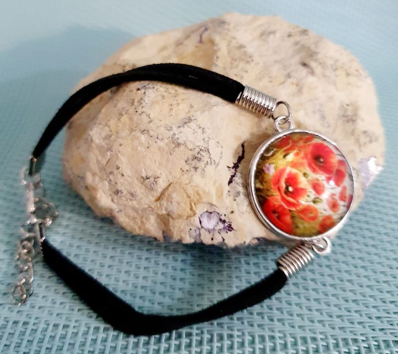 🌺 Bracelet velours noir. Cabochon bombé en verre jolis coquelicots. Modèle unique.