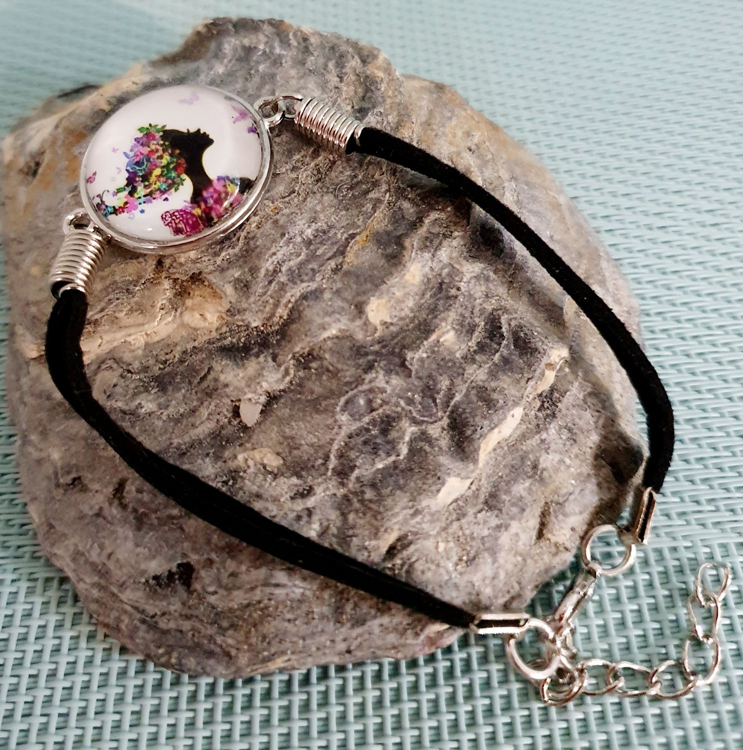 🌸 Bracelet en velours noir. Cabochon bombé en verre. Motif jeune fille en fleurs 🌸 envolée de papillons 🦋 multicolores. Modèle unique.