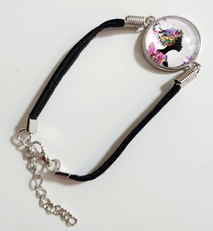 🌸 Bracelet en velours noir. Cabochon bombé en verre. Motif jeune fille en fleurs 🌸 envolée de papillons 🦋 multicolores. Modèle unique.