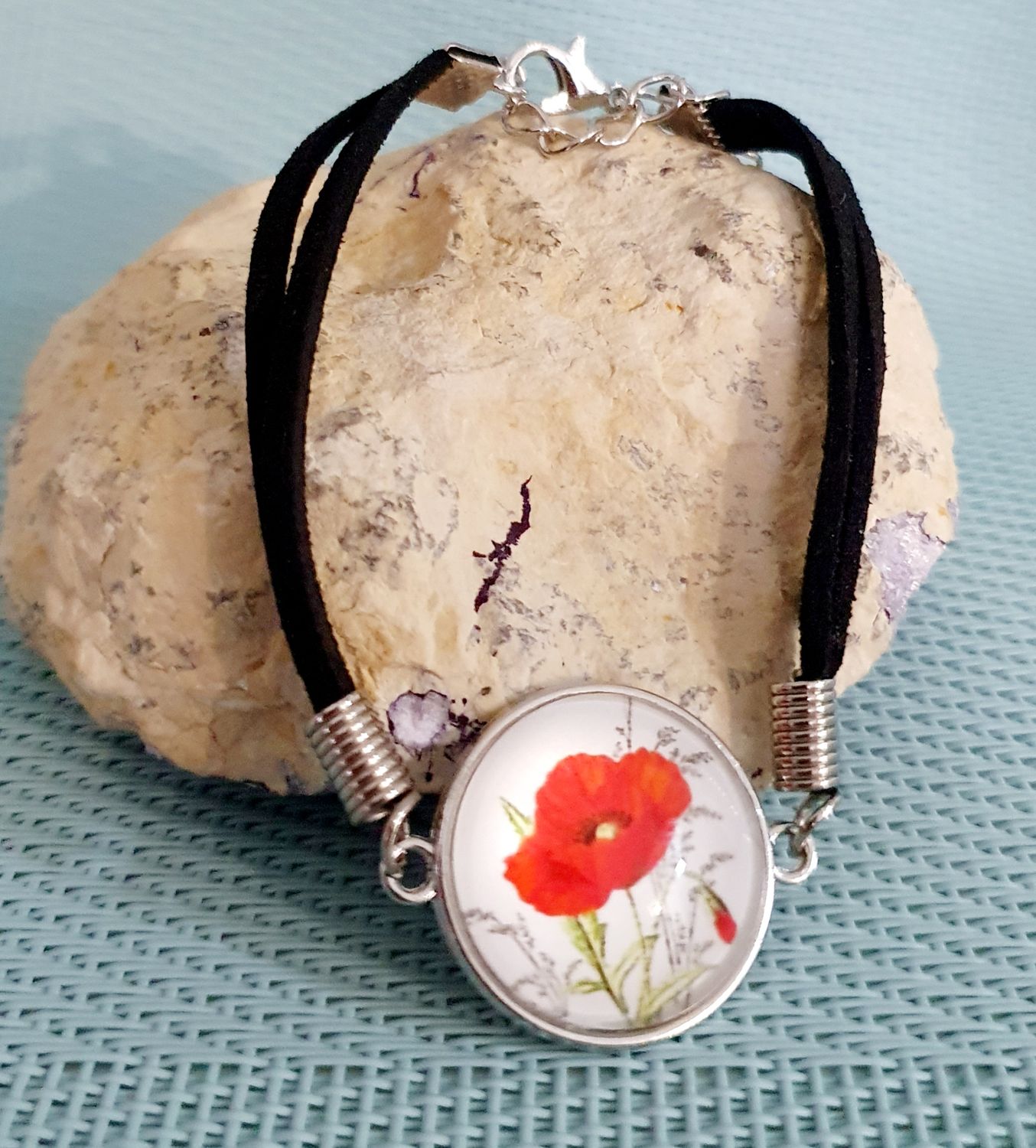 🌺 Bracelet en velours noir. Cabochon bombé en verre. Motif coquelicot. Modèle unique.