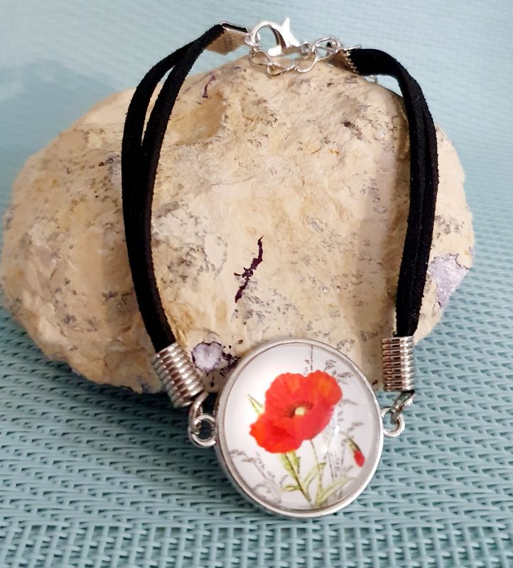 🌺 Bracelet en velours noir. Cabochon bombé en verre. Motif coquelicot. Modèle unique.