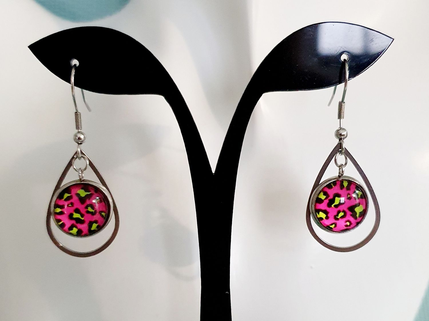 💝 Boucles d&#39;oreilles gouttes en acier inoxydable. Cabochons bombés en verre motif léopard fuchsia et jaune 🐆 Modèle unique.