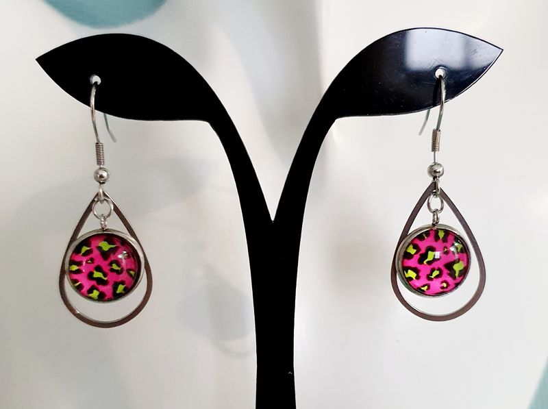 💝 Boucles d&#39;oreilles gouttes en acier inoxydable. Cabochons bombés en verre motif léopard fuchsia et jaune 🐆 Modèle unique.