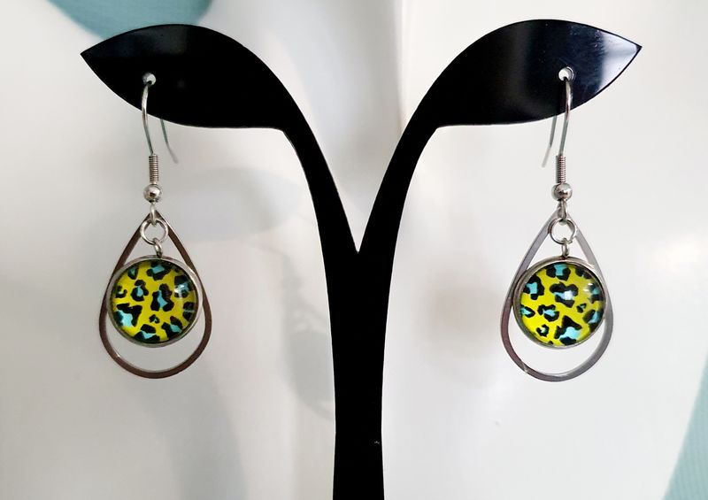 💛 Boucles d&#39;oreilles gouttes en acier inoxydable. Cabochons bombés en verre. Motif léopard jaune et bleu 🐆 Modèle unique.