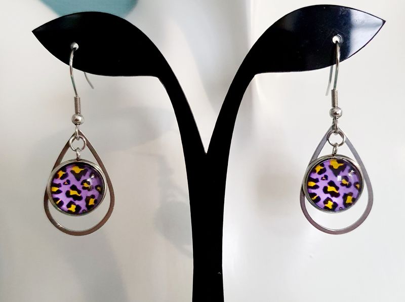 💜 Boucles d&#39;oreilles gouttes en acier inoxydable. Cabochons bombés en verre. Motif léopard violet et jaune 🐆 Modèle unique