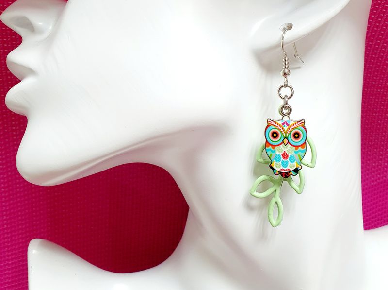 🦉🌿 Boucles d'oreilles fantaisie vert fluo. Hiboux multicolores 🍃 sur une branche.