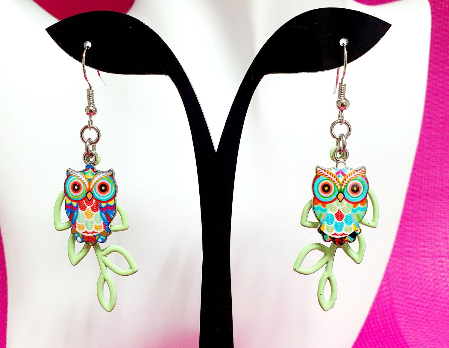 🦉🌿 Boucles d&#39;oreilles fantaisie vert fluo. Hiboux multicolores 🍃 sur une branche.