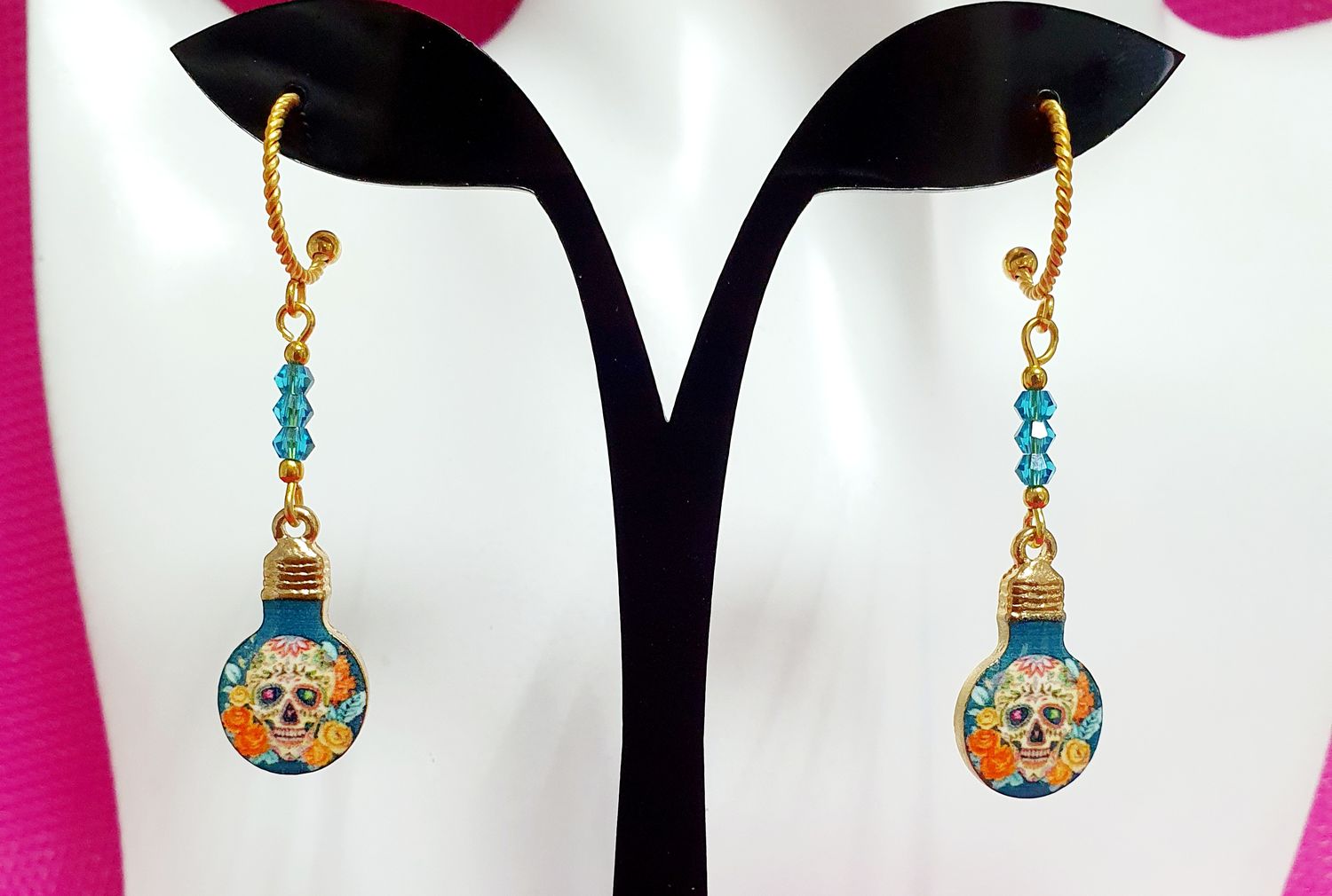 💎 Calaveras symbole de la culture Mexicaine. Créoles ouvertes torsadées en acier doré inoxydable. Pendentifs ampoules 💡 motifs Calaveras multicolores. Modèle unique.