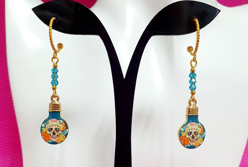 💎 Calaveras symbole de la culture Mexicaine. Créoles ouvertes torsadées en acier doré inoxydable. Pendentifs ampoules 💡 motifs Calaveras multicolores. Modèle unique.