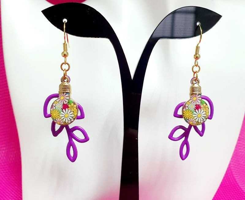 💜 Boucles d'oreilles fantaisie violettes. Branches et ampoules 💡 fleurs multicolores. Modèle unique.