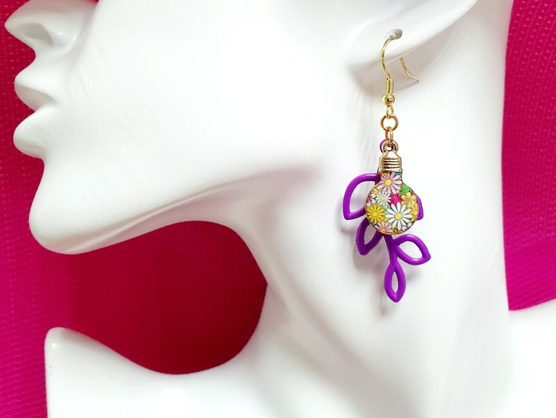 💜 Boucles d&#39;oreilles fantaisie violettes. Branches et ampoules 💡 fleurs multicolores. Modèle unique.