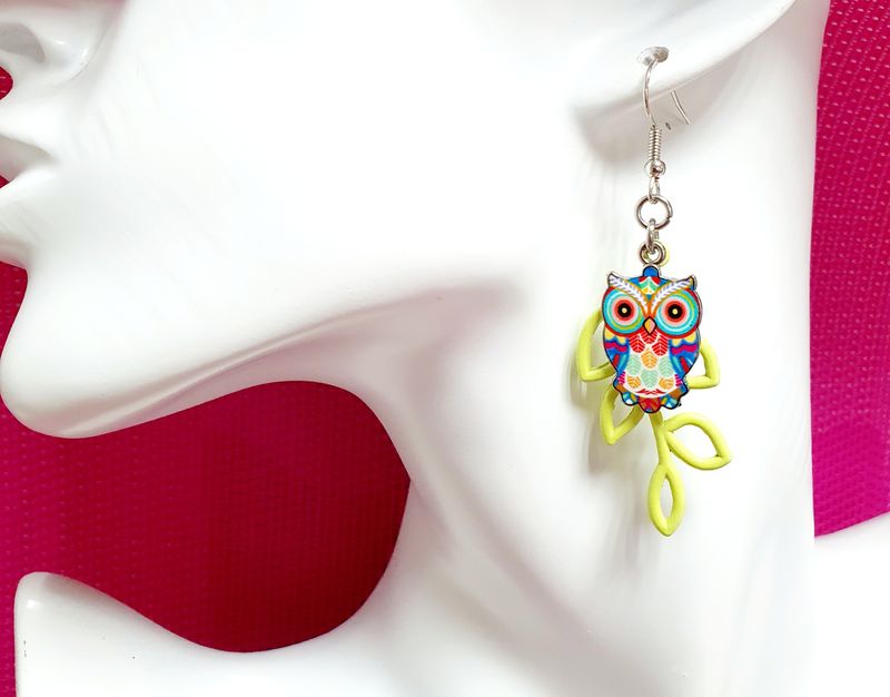 💛🦉 Paire de boucles d&#39;oreilles fantaisie jaune fluo. Hiboux multicolores. Très légères à porter.