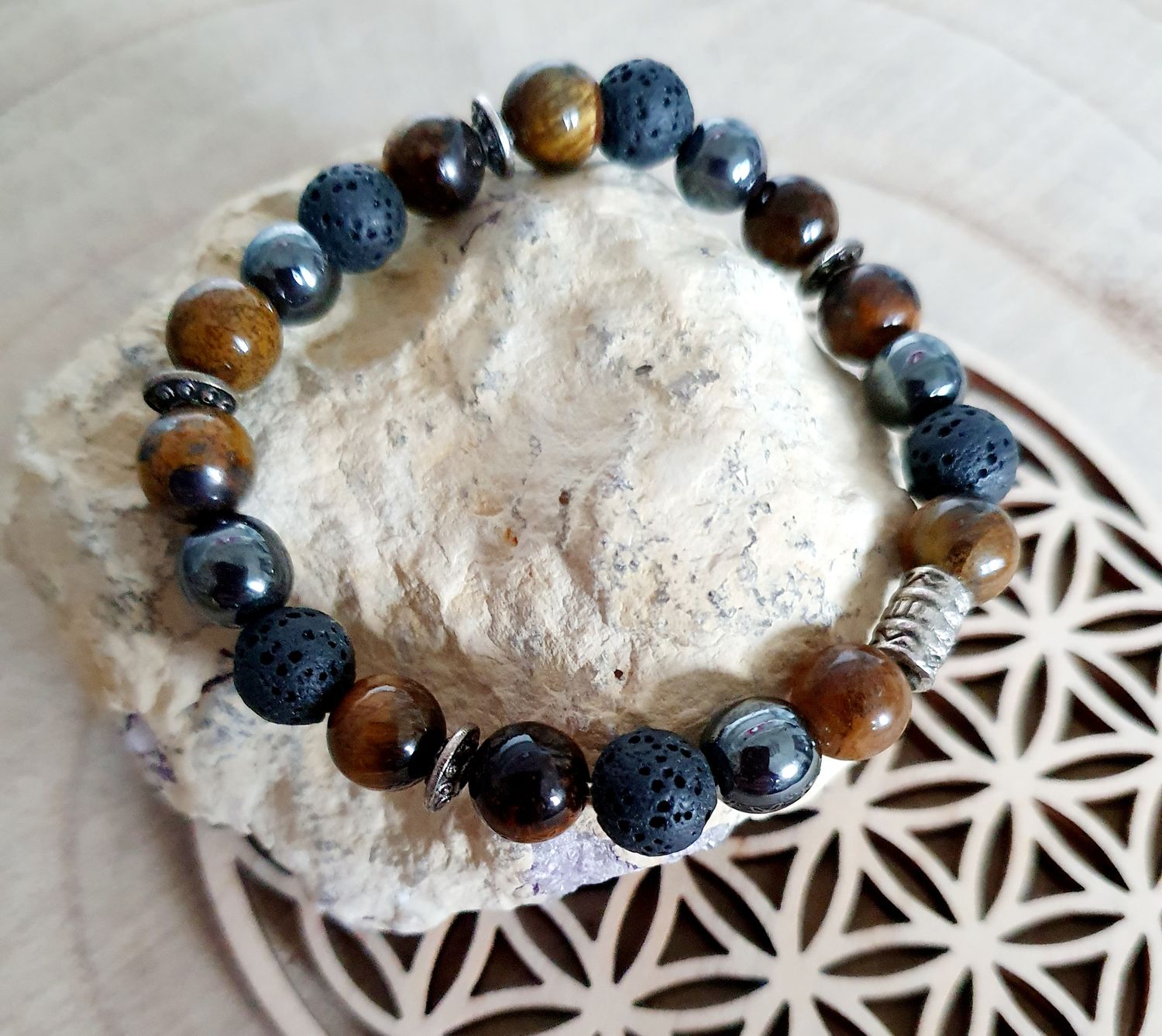 🙏 Bracelet ado mixte, extensible. Perles en Hématite-Roche volcanique- Œil de tigre 🐯 
CONCENTRATION/BONHEUR/FORCE Création artisanale. Modèle unique.