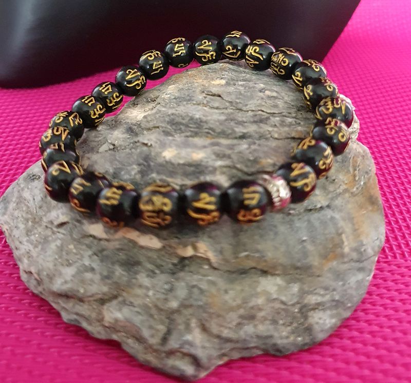 🙏 Bracelet ado mixte, extensible. Perles chinoises noires. Gravures dorées. Création artisanale. Modèle unique.