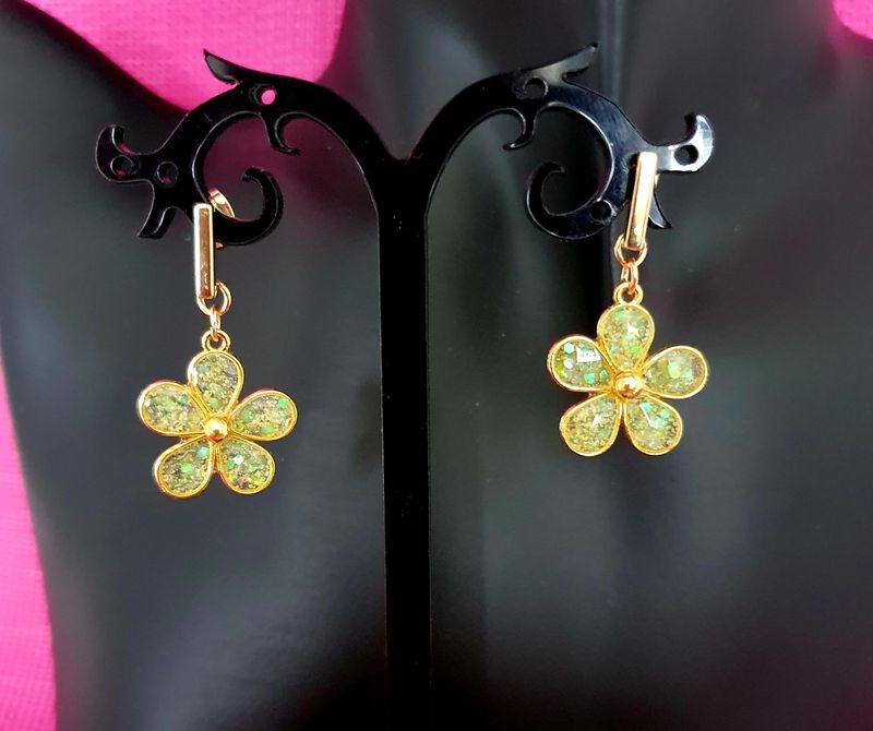 🌼 Boucles d&#39;oreilles dorées fleurs 🌼 en résine jaune/vert fluo et paillettes. Boutons d&#39;oreilles en acier doré inoxydable petites tiges pour petits lobes. Création artisanale. 3 paires en stock