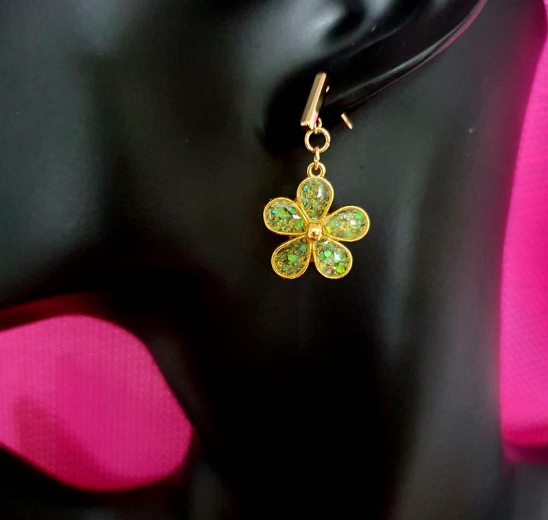 🌼 Boucles d'oreilles dorées fleurs 🌼 en résine jaune/vert fluo et paillettes. Boutons d'oreilles en acier doré inoxydable petites tiges pour petits lobes. Création artisanale. 3 paires en stock
