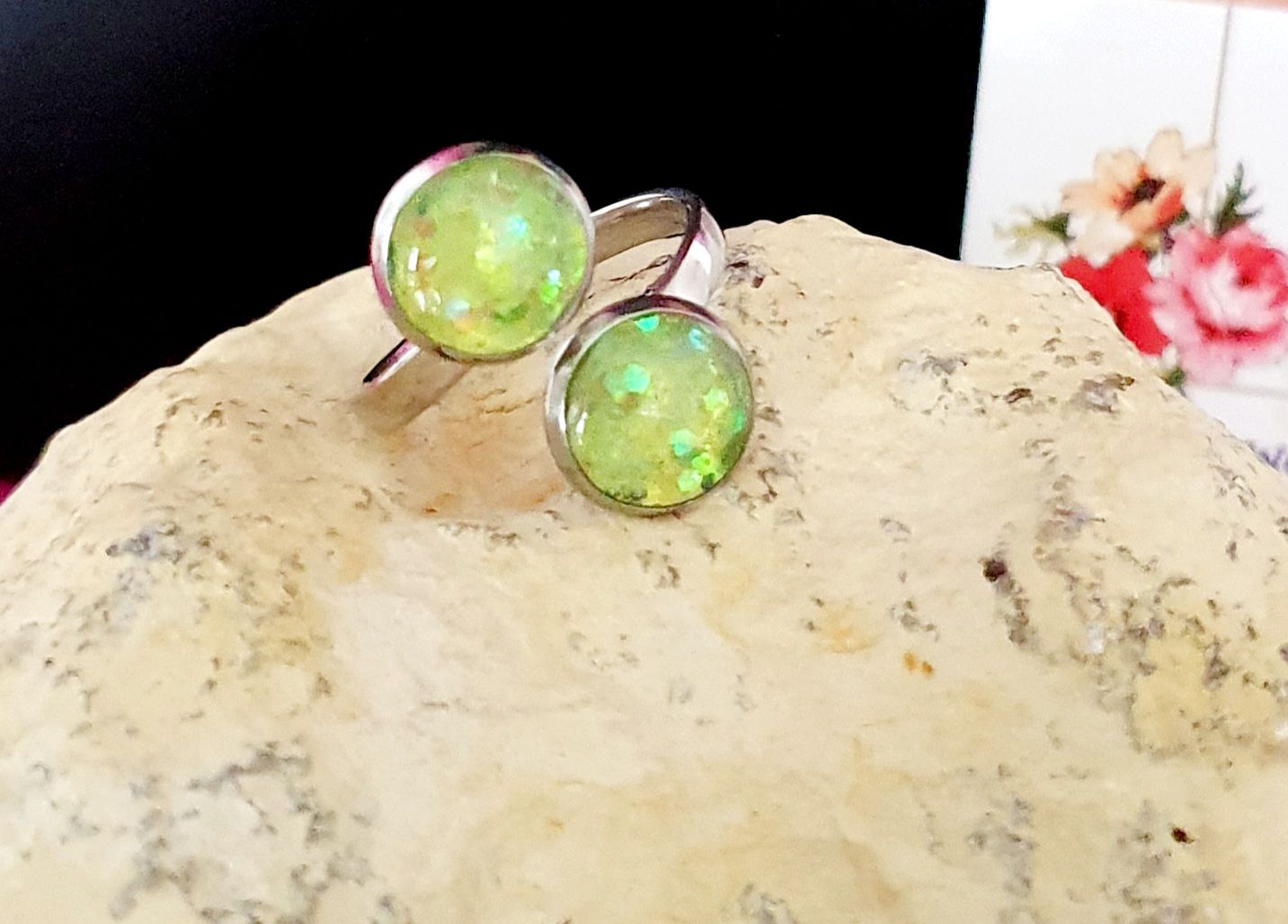 🟢 Bague ajustable en acier inoxydable. Doubles cabochons en résine jaune/vert fluo et paillettes. Création artisanale.