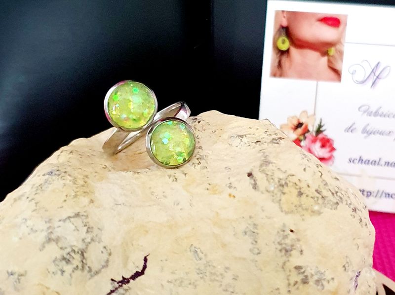 🟢 Bague ajustable en acier inoxydable. Doubles cabochons en résine jaune/vert fluo et paillettes. Création artisanale.