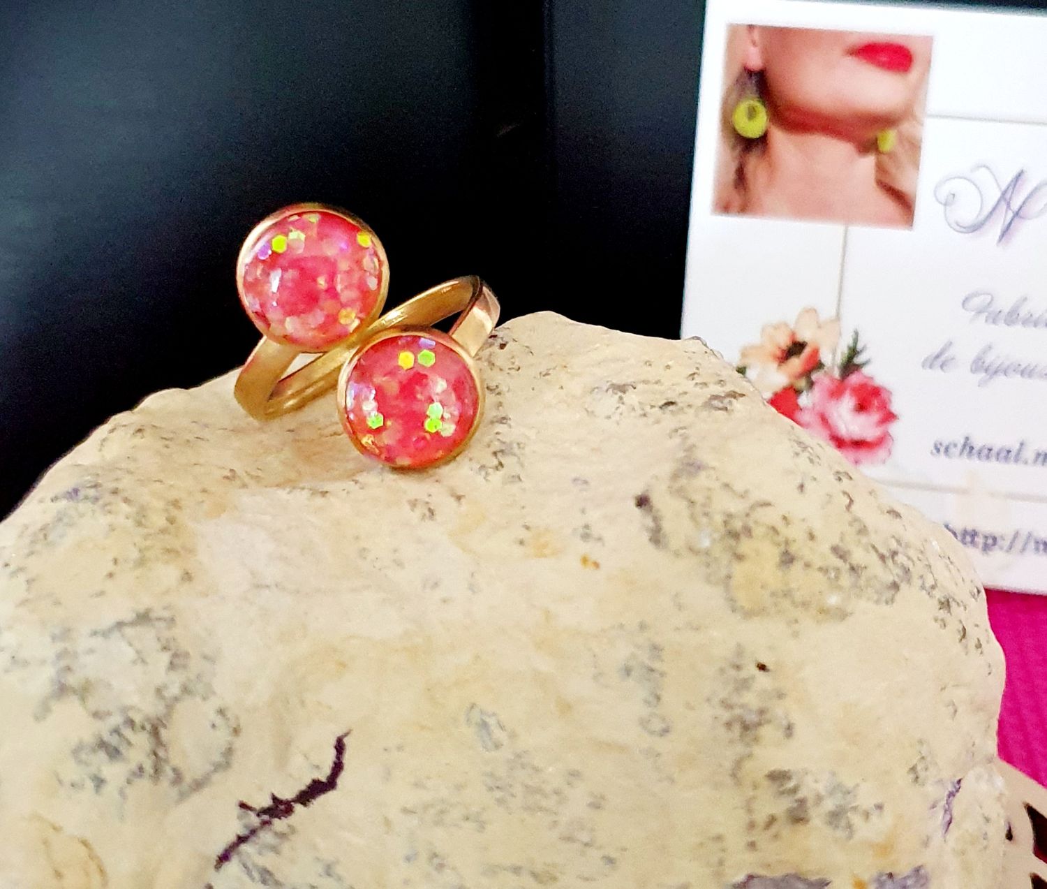 💗 Bague ajustable en acier doré inoxydable. Doubles cabochons en résine rose fluo et paillettes dorées. Création artisanale. 2 en stock