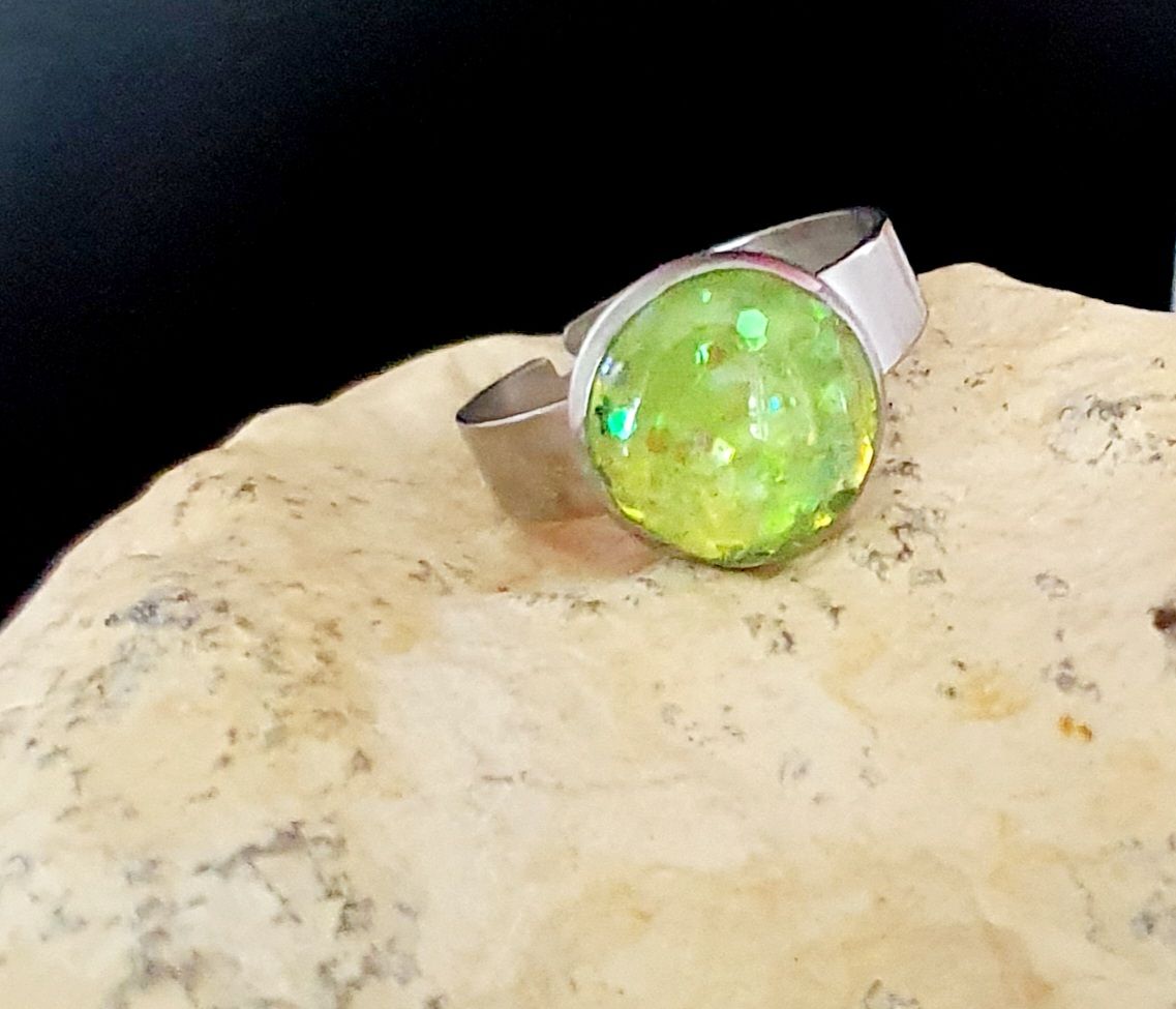 🟢 Bague ronde ajustable en acier inoxydable. Cabochon bombé en résine jaune/vert fluo et paillettes. Création artisanale. 3 en stock.