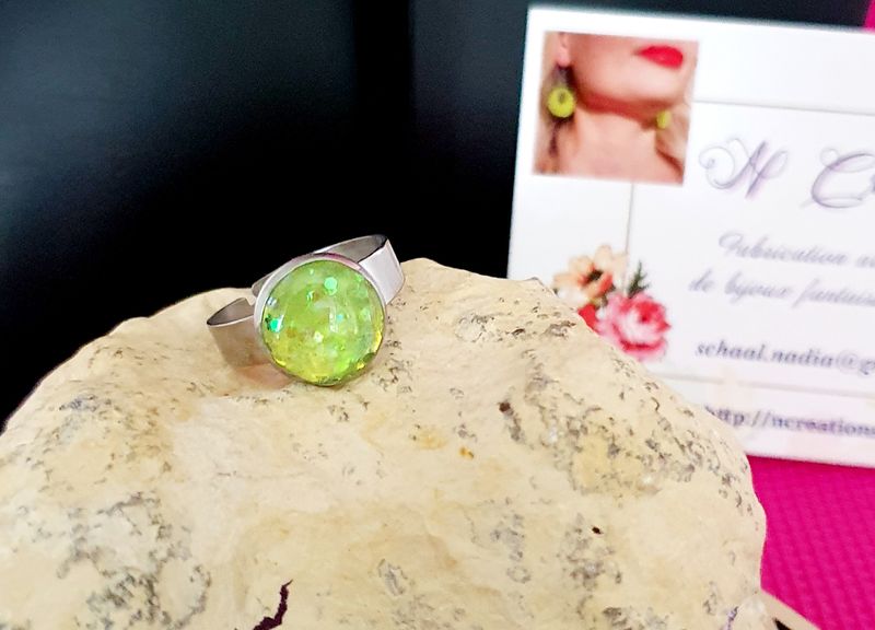 🟢 Bague ronde ajustable en acier inoxydable. Cabochon bombé en résine jaune/vert fluo et paillettes. Création artisanale. 3 en stock.