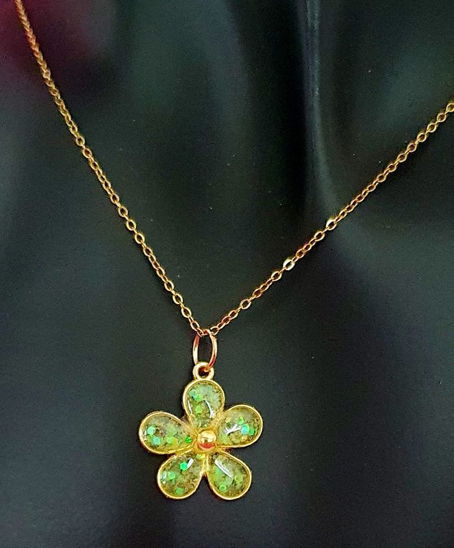 🌼 Collier en acier doré inoxydable avec anneaux de confort à 32cm/40cm/45cm. Pendentif petite fleur en résine jaune/verte fluo et paillettes. Création artisanale. Modèle unique.