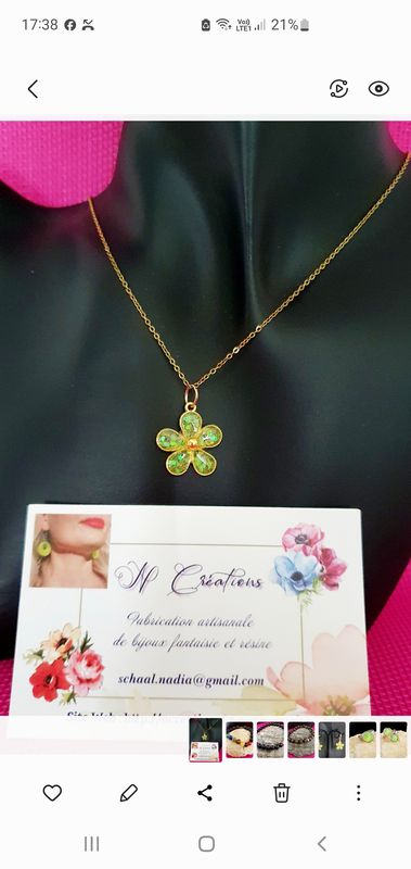 🌼 Collier en acier doré inoxydable avec anneaux de confort à 32cm/40cm/45cm. Pendentif petite fleur en résine jaune/verte fluo et paillettes. Création artisanale. Modèle unique.