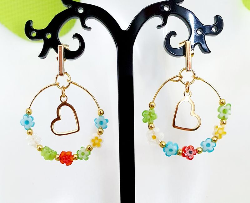 💐 Créoles dorées Millefiori diam.2,5cm. Perles en verre petites fleurs multicolores 🌼🌈 Possibilité d&#39;assortir avec le collier ou le bracelet (voir photo) Création artisanale. Modèle unique.