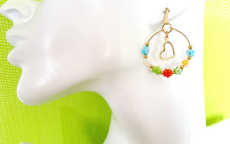 💐 Créoles dorées Millefiori diam.2,5cm. Perles en verre petites fleurs multicolores 🌼🌈 Possibilité d'assortir avec le collier ou le bracelet (voir photo) Création artisanale. Modèle unique.