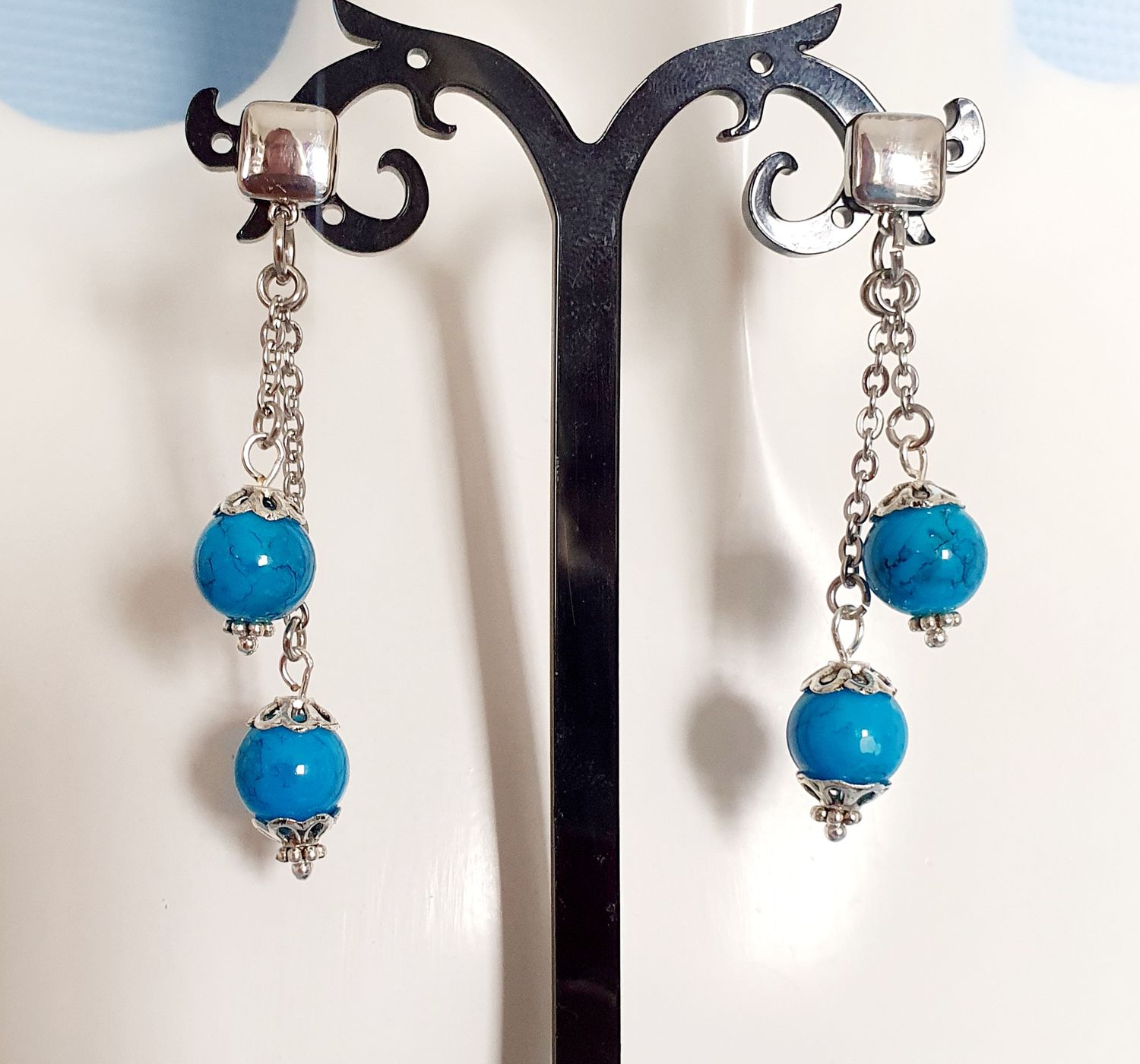 💎 Boucles d&#39;oreilles chaînettes en acier inoxydable. Perles en céramique bleue marbrée. Légères à porter. Création artisanale. Modèle unique.